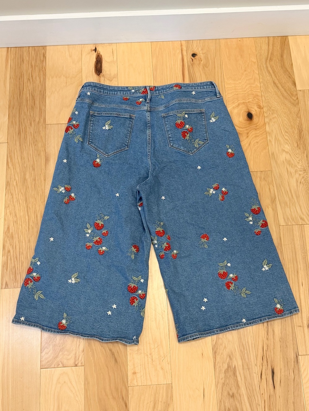 NWT Driftwood Women’s Amie Embroidered Strawberry Culotte Denim Jean - Picture 3 of 5